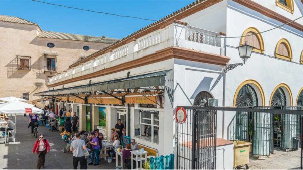 Descubre todo lo que puedes hacer en la calle Feria de Sevilla