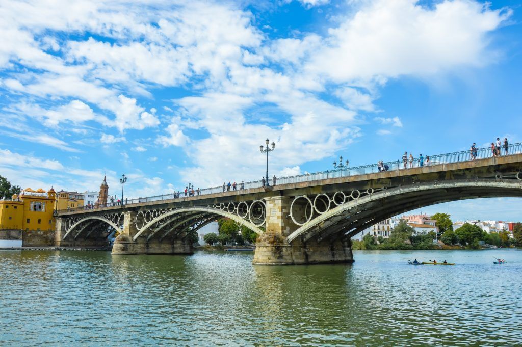 7 Curiosidades del Puente de Triana que no todo el mundo conoce