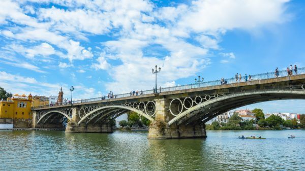 7 Curiosidades del Puente de Triana que no todo el mundo conoce